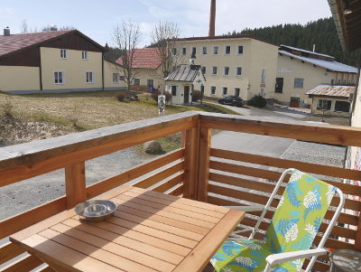 Blick vom Balkon der Ferienwohnung FeWo Moosau in D-94258 Frauenau auf die Glasmanufaktur Poschinger &copy; Gine Selle, Frauenau
