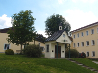 Glasmanufaktur Poschinger mit Kapelle gegenüber vom Heimatlabor m10 in Frauenau in der Nähe der Ferienwohnung FeWo Moosau in D-94258 Frauenau &copy; Gine Selle, Frauenau