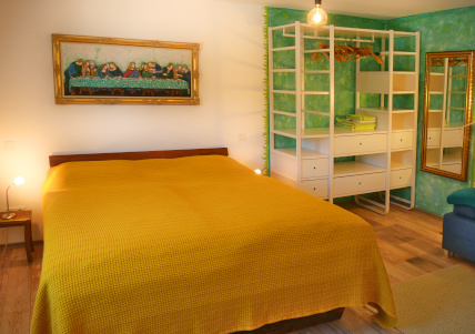Blick ins Schlafzimmer der Ferienwohnung FeWo Moosau in D-94258 Frauenau &copy; Gine Selle, Frauenau